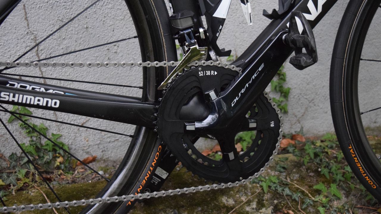 The custom chainrings Froome uses are unbranded. Froome regularly swaps the chainring sizes dependent on race parcours