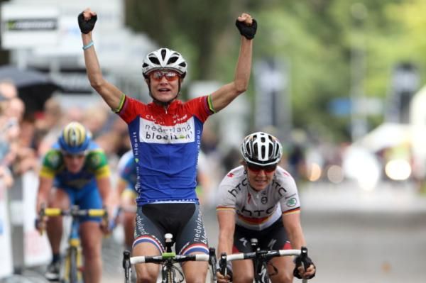 Marianne Vos (Nederland Bloeit) won ahead of Ina-Yoko Teutenberg (HTC-HighRoad)