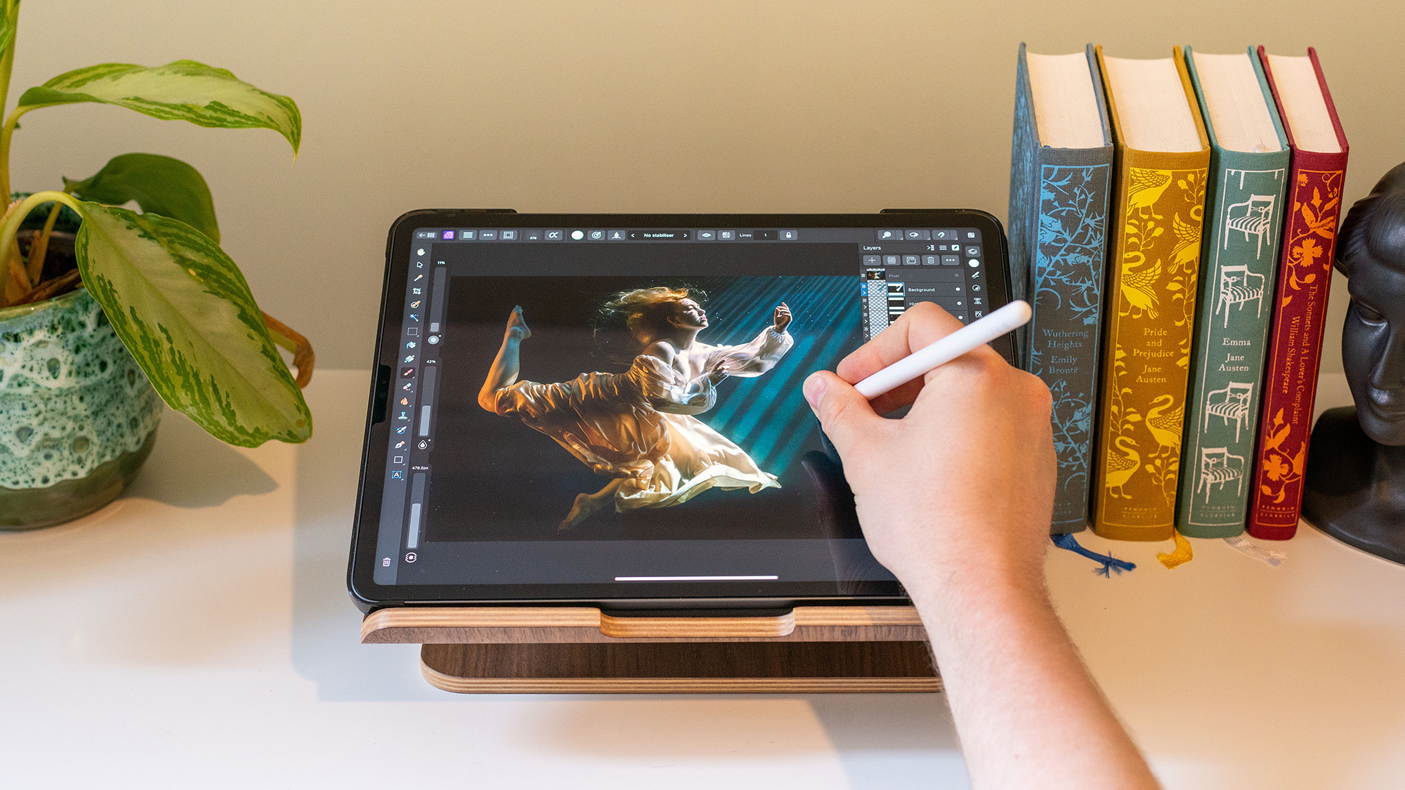 Using an Apple Pencil 2 to edit a photo on an iPad Pro
