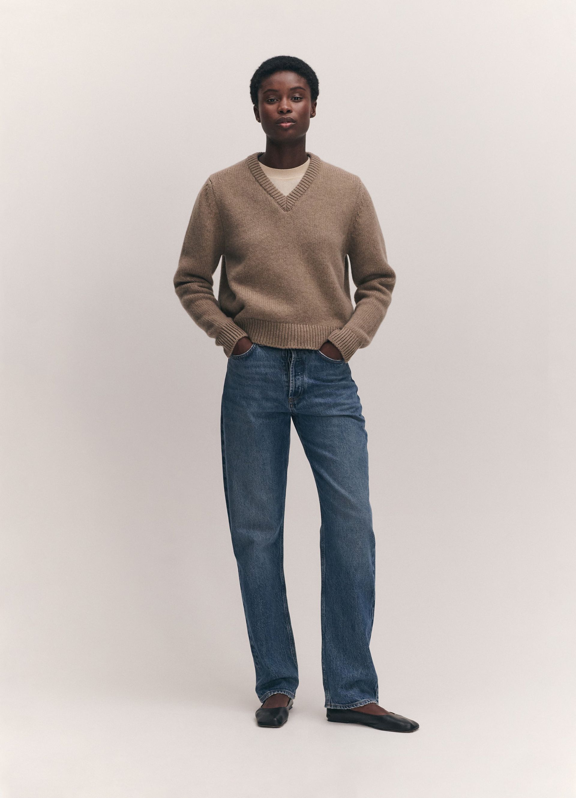 Glenn V-Neck in Dark Natural