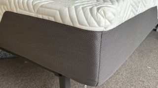 Valmori Hybrid II mattress bed end and bottom, showing small white zipper and grey and white pattern on the mattress