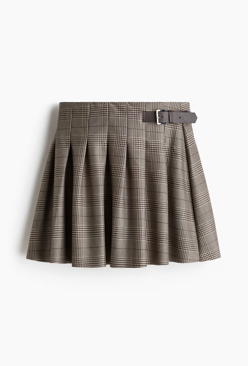 An image of an H&M mini skirt, a staple of preppy fashion. 
