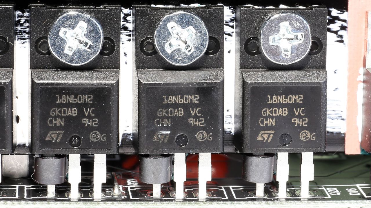 be quiet! Straight Power 11 550W Platinum Main FETs and primary transformer