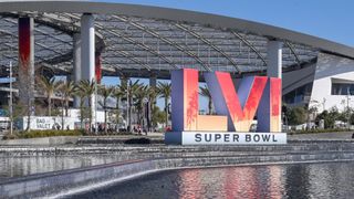 SoFi Stadium med Super Bowl LVI-logoen i front