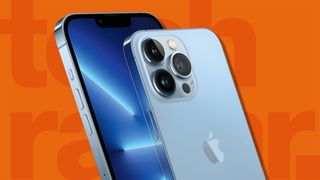 das beste iphone titelbild zeigt das iphone 13 pro max in blau vor einem orangen hintergrund