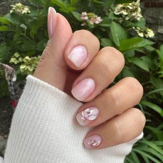 Nails for wedding guests: Lily Blossom Nails