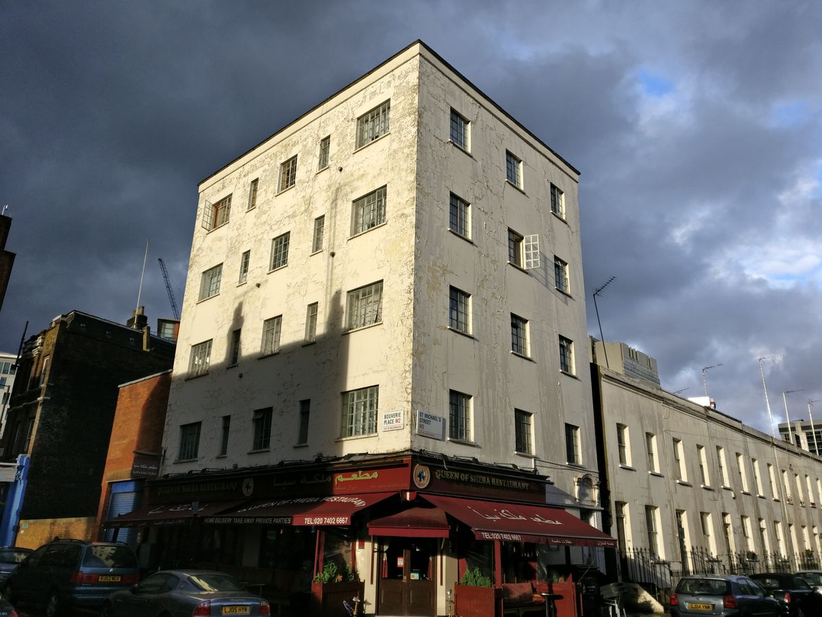 The peeling paint on this building is obvious thanks to the 3T's camera
