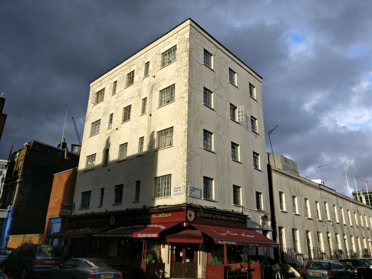 The peeling paint on this building is obvious thanks to the 3T's camera