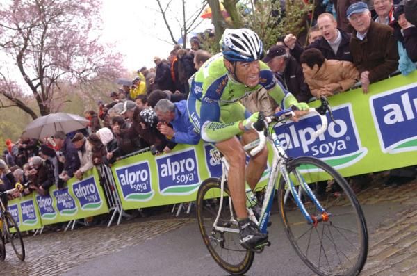 Manuel Quinziato on the attack in 2009. He's now part of the BMC team
