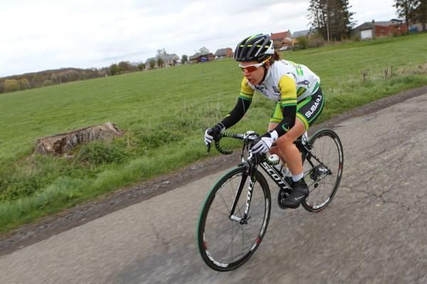 Amanda Spratt (GreenEdge-AIS) soon gained a good gap