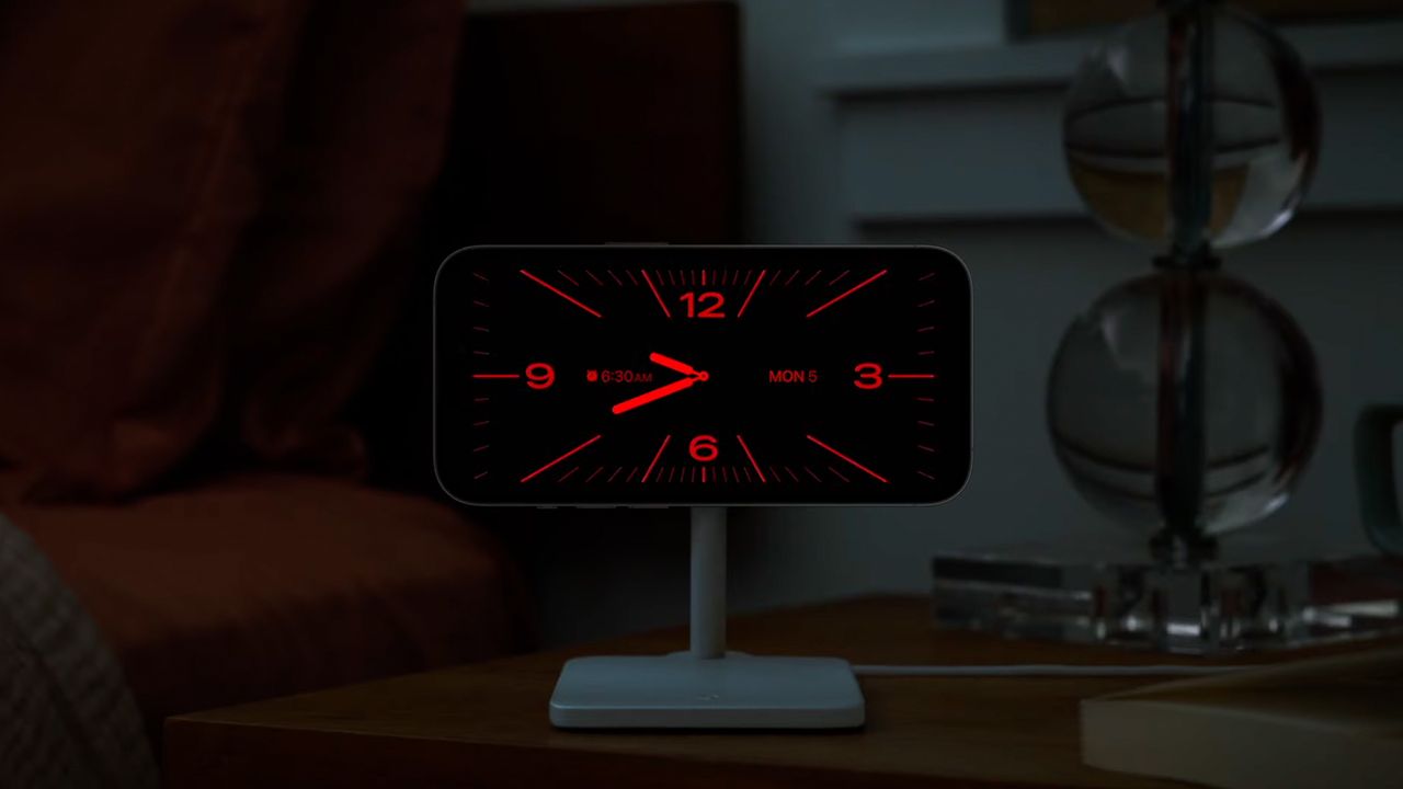 iOS 17 StandBy night clock press image