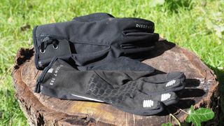 Dissent 133 Ultimate Showerlite Windproof Gloves