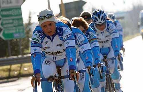 Rebecca Bertolo leads the group in training