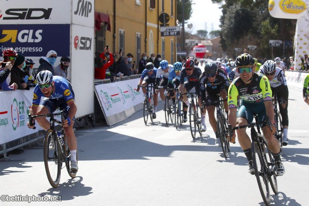 Jakub Mareczko and Mark Cavendish fought for the stage victory
