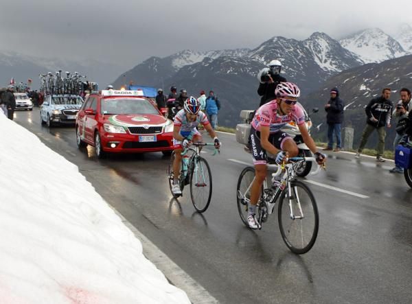 Alberto Contador (Saxo Bank) leads Jose Rujano (Androni)