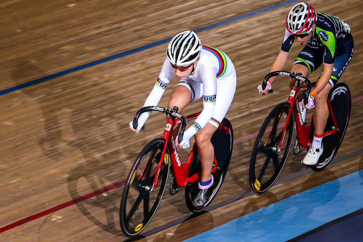 Laura Kenny (L) and team-mate Elinor Barker (R) in action during the Women's Omnium Tempo race