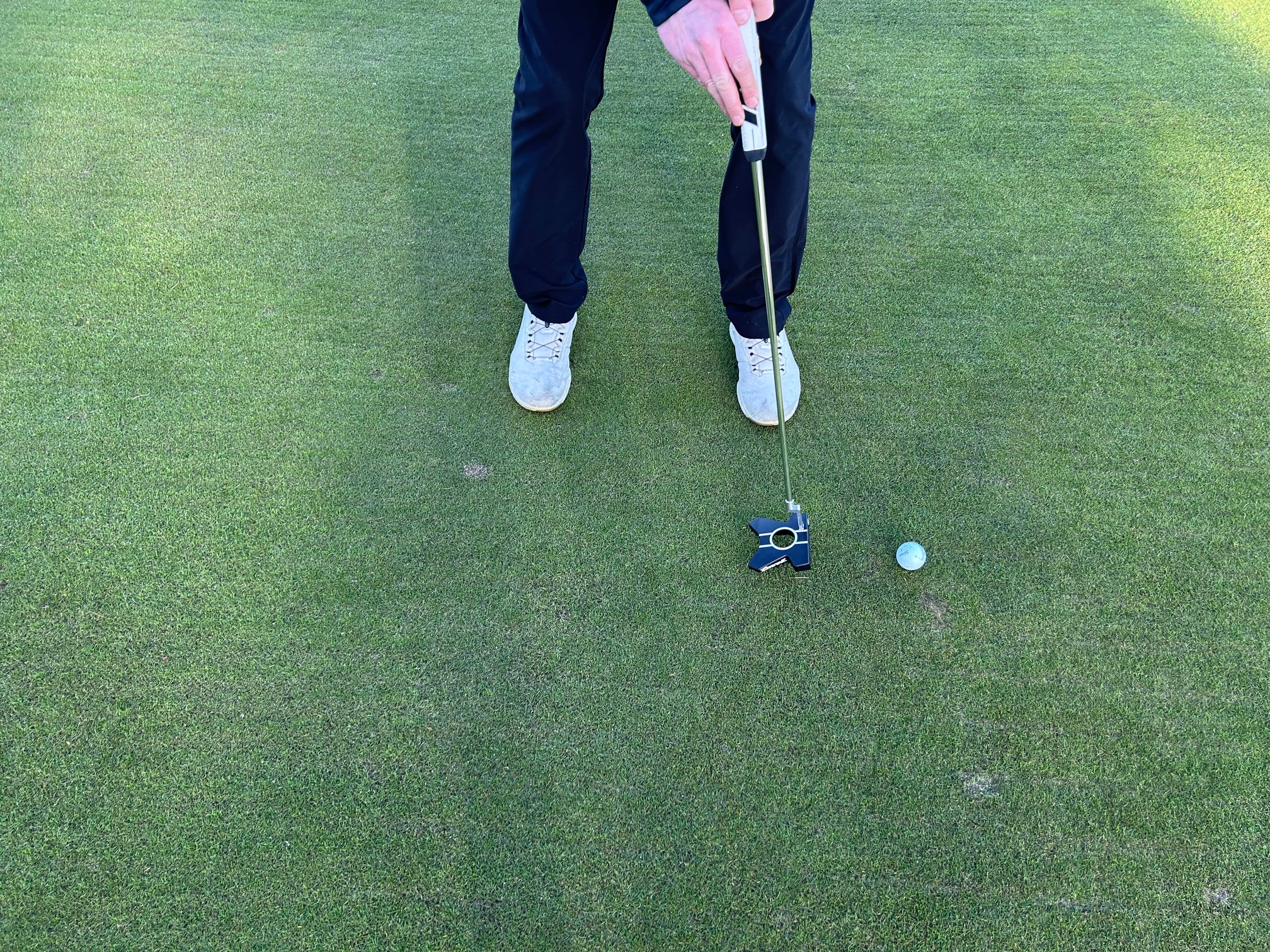 Michael Weston putting using a zero torque putter
