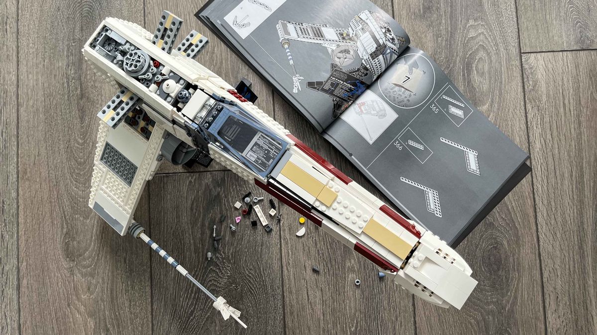 Building the Lego Star Wars UCS X-Wing Starfighter (75355)