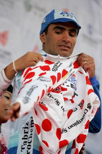Ahad Kazemi Sarai (Tabriz) tries on the KOM jersey for size.