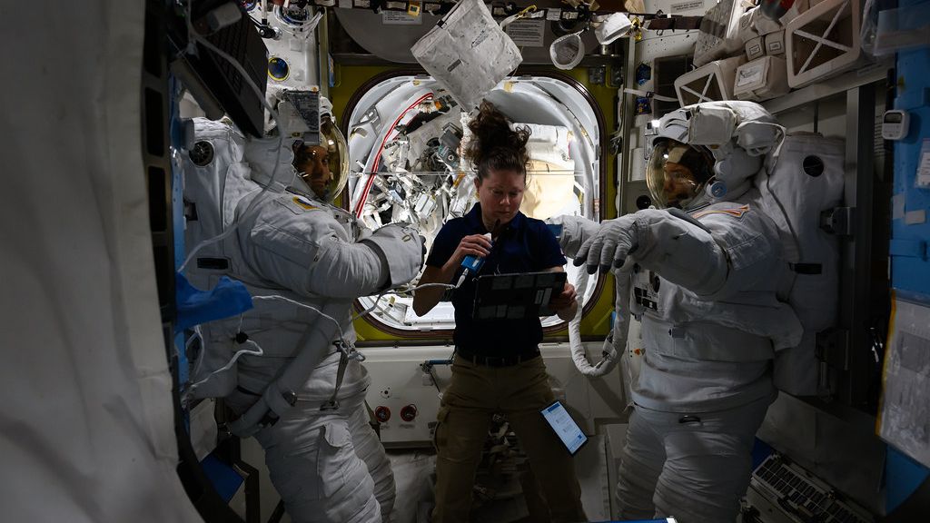 Assista hoje aos astronautas da NASA coletando amostras microbianas durante uma caminhada espacial na Estação Espacial Internacional (vídeo ao vivo)