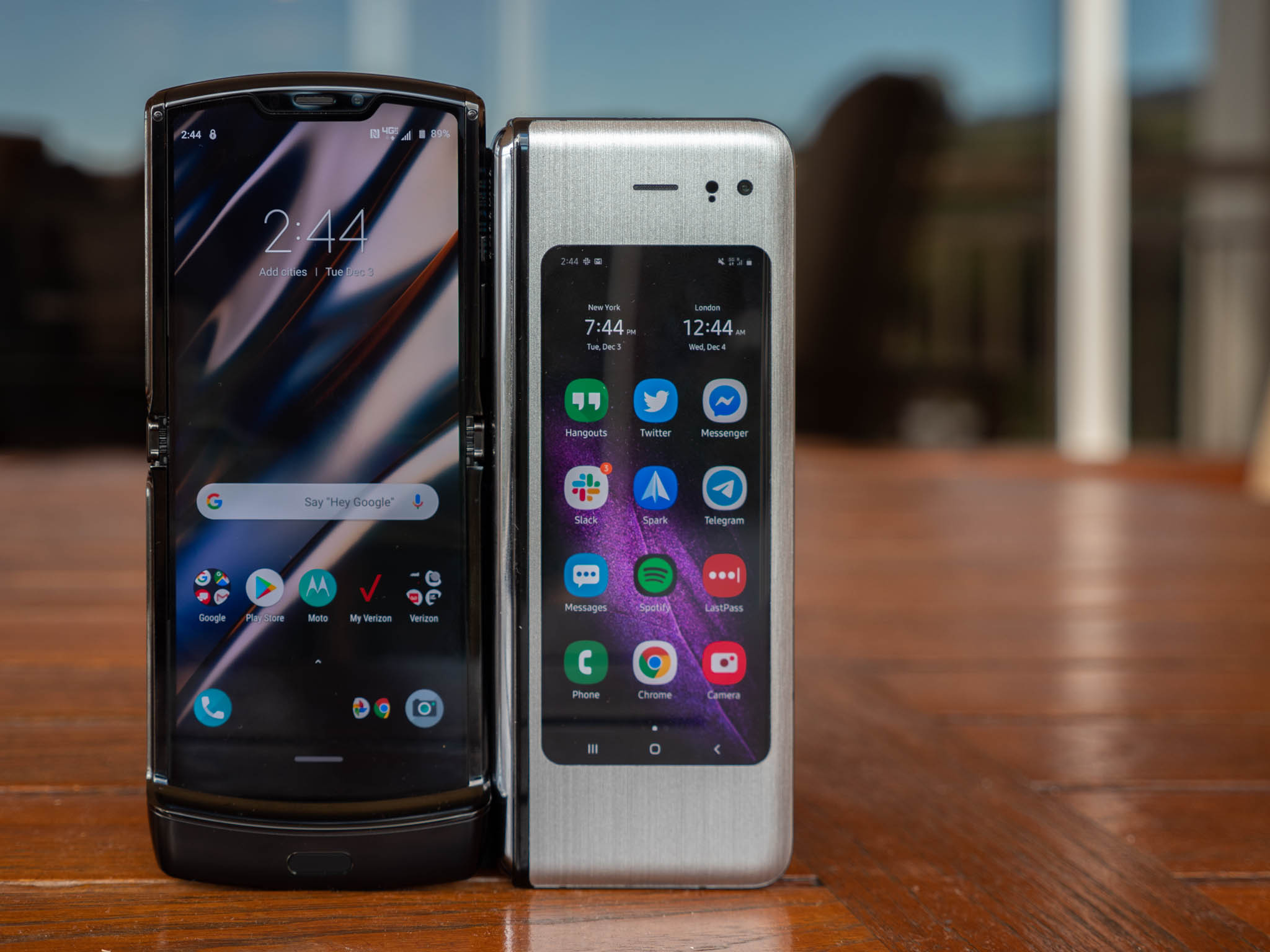 Телефон z fold 5. Motorola RAZR 2019 vs 2020.