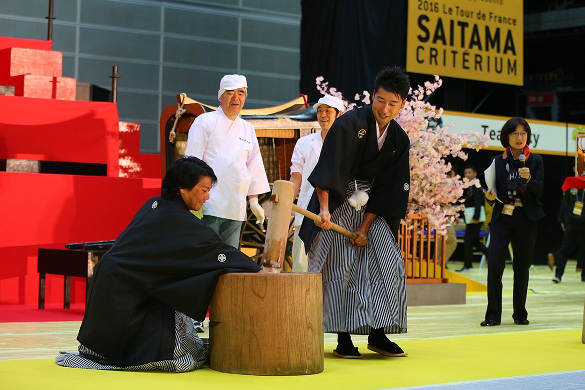 Fumiyuki Beppu shows off his rice pounding skills