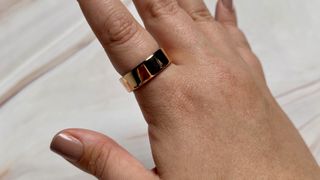 Oura Ring 4 on finger