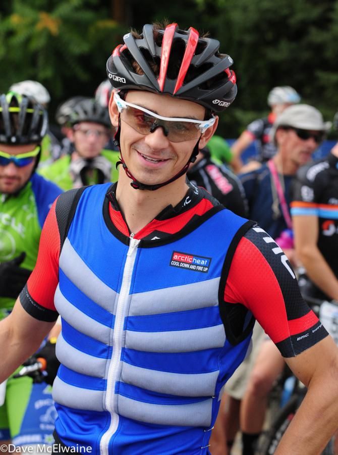 Stephen Ettinger (BMC) wearing an ice vest at the start