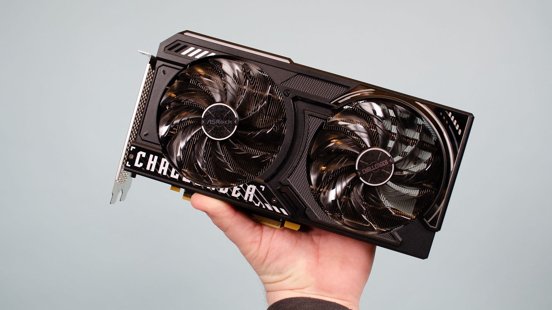 Una Arc B570 de Intel sostenida por una mano