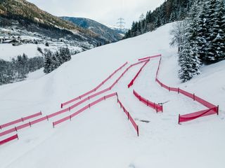 Klimmen op de heuvel van het Circuit Val di Sol