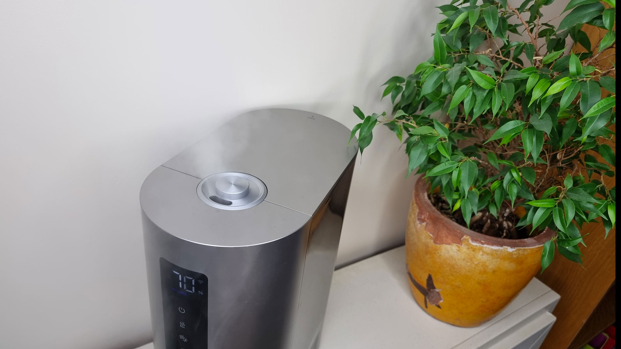 Dreo 713S Smart Humidifier being tested by our reviewer