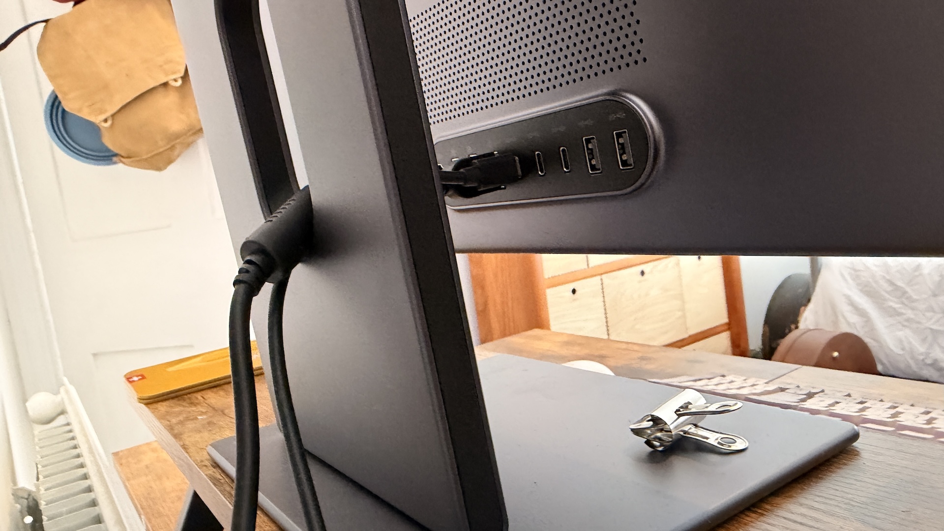 A Lenovo Yoga Pro 27UD-10 monitor on a desk
