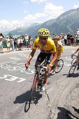 Oscar Pereiro (Phonak) with David Millar in tow