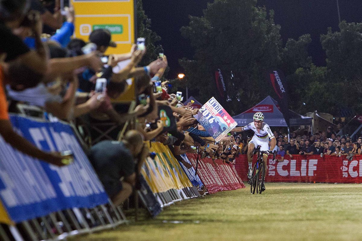 Wout Van Aert accepts the congratulations of the fans in Las Vegas.