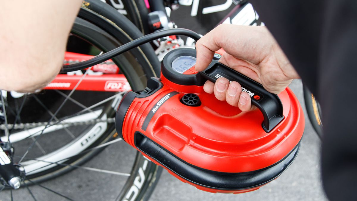 Track pump? That's just too hard! This FDJ mechanic had this hand held electric air pump