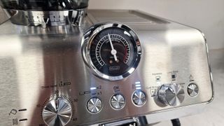 The pressure gauge of the De'Longhi La Specialista Arte Evo at the perfect mid-point.