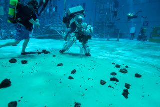 neutral buoyancy laboratory pool lunar landing practice