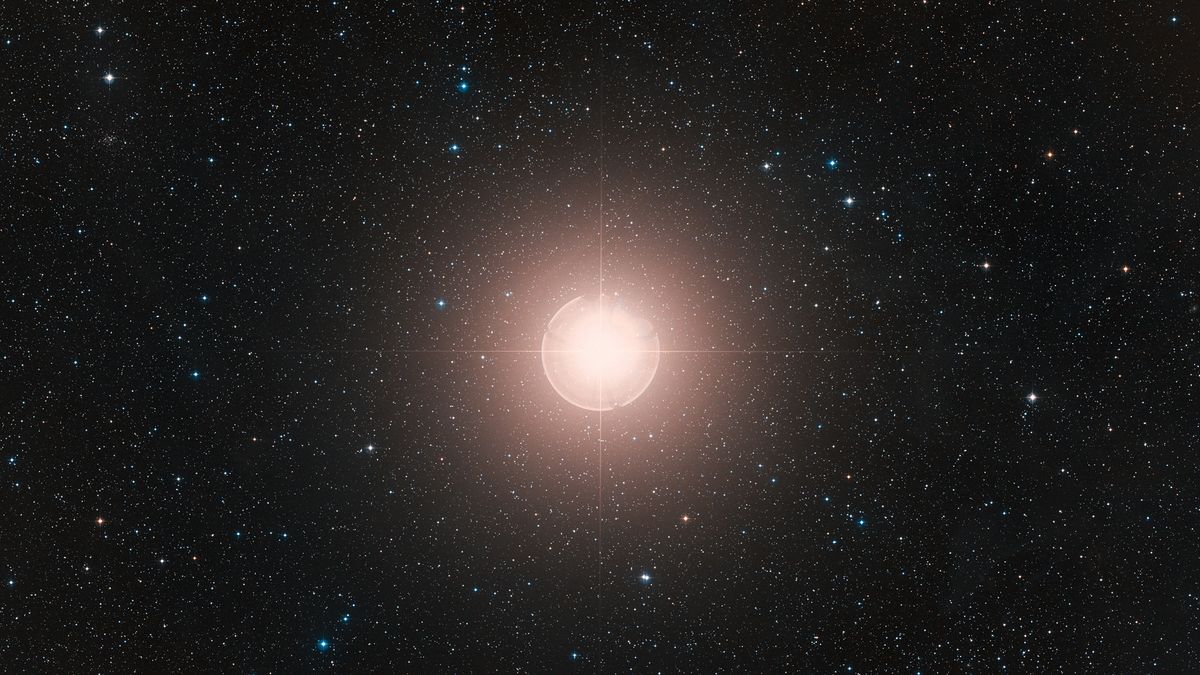 Giant star Betelgeuse has a 'Betelbuddy' — and it's very little indeed
