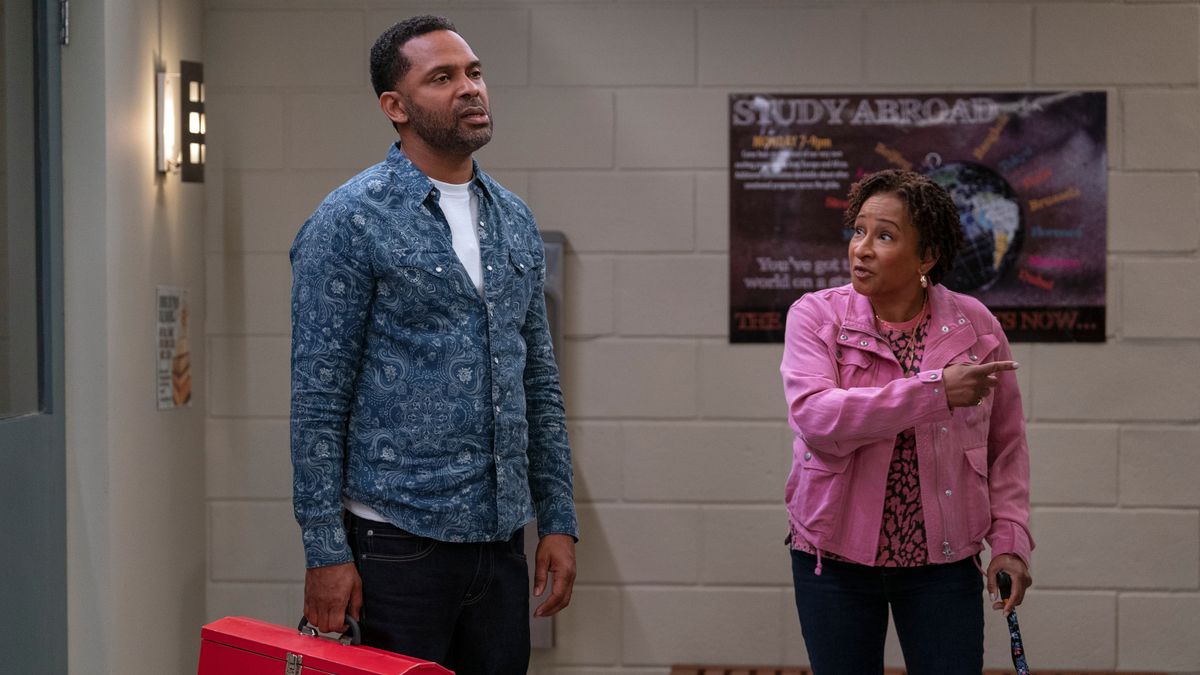 Mike Epps as Bennie and Wanda Sykes as Lucretia talking in The Upshaws season 5