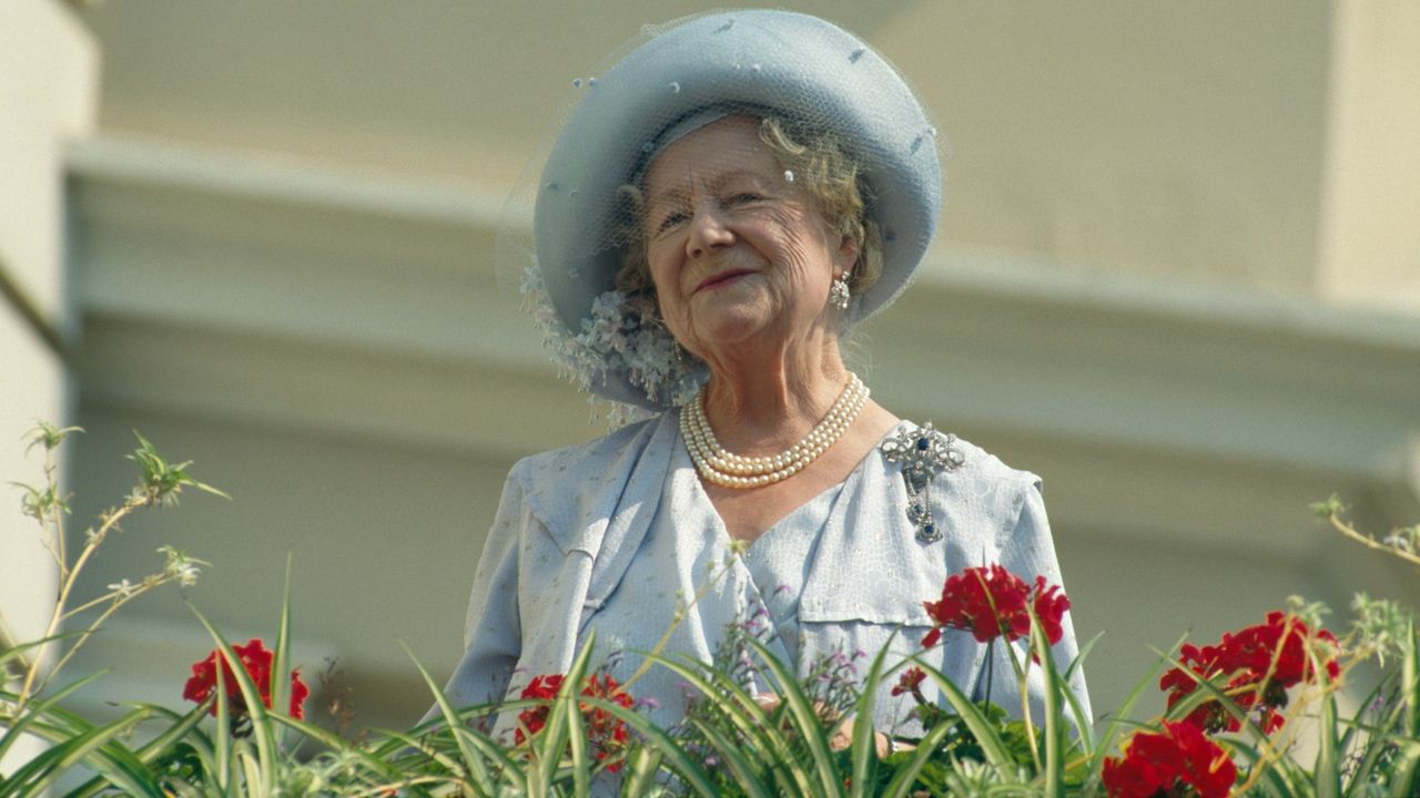 Queen Mother&#039;s wardrobe hack revealed. Here she&#039;s seen celebrating her 90th birthday in London