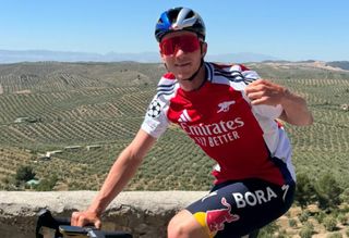 Remco Evenepoel trains in football jersey to celebrate Arsenal's Premier League title