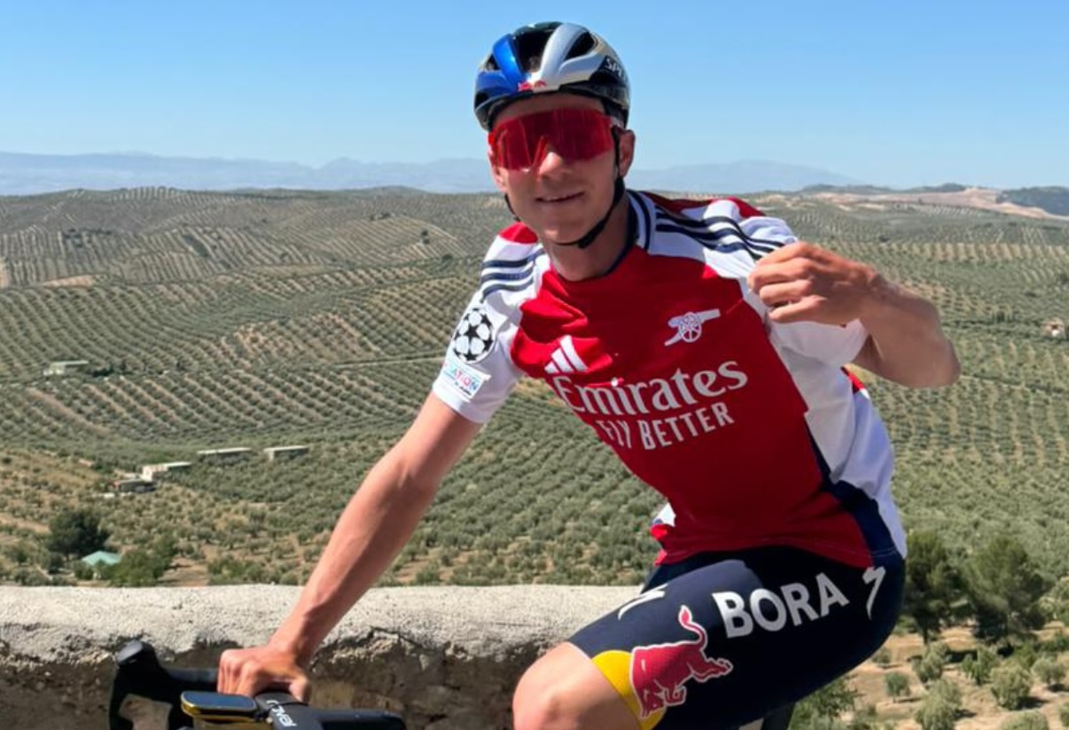 Remco Evenepoel wearing an Arsenal jersey during training
