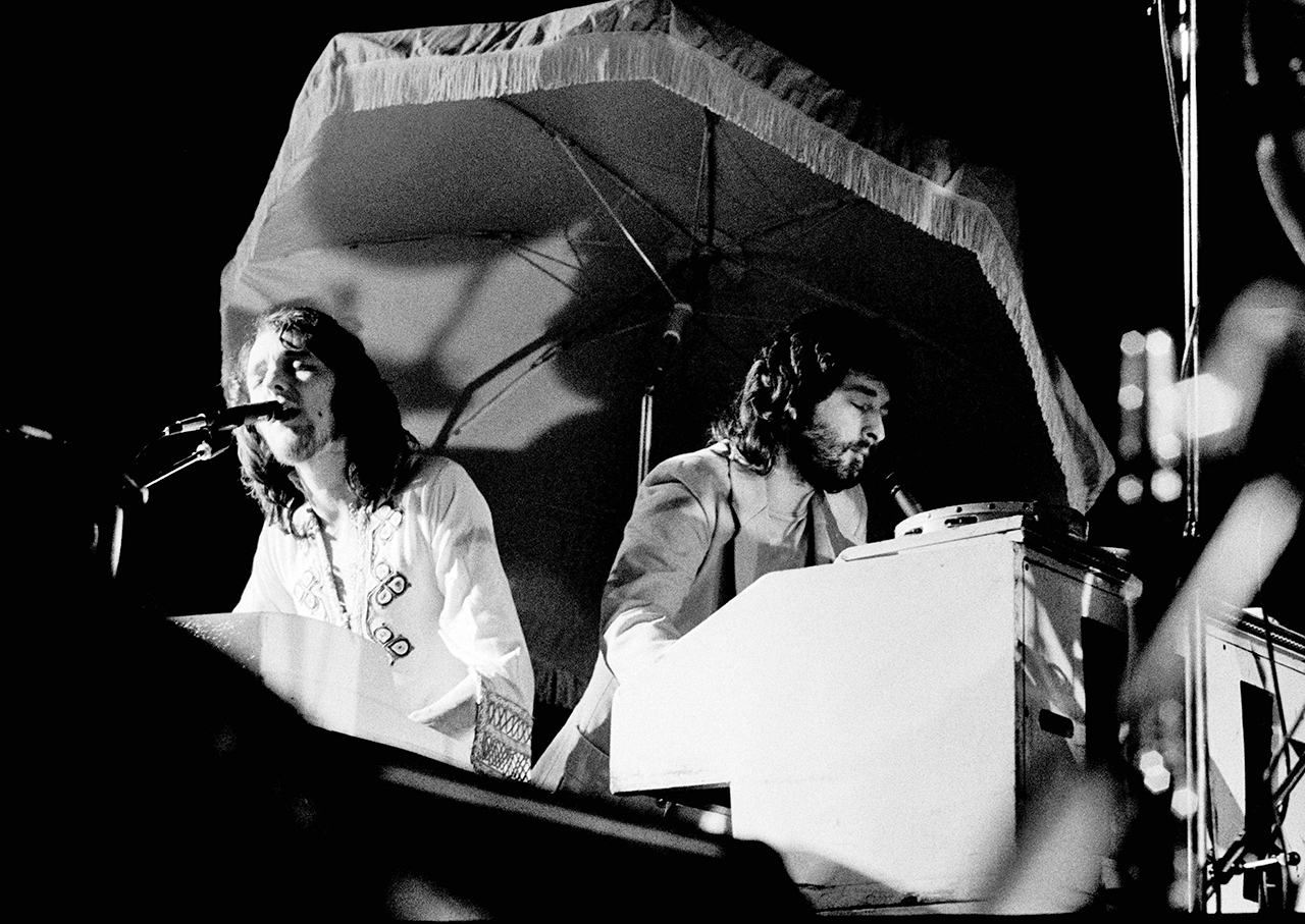 Roger Hodgson and Rick Davies of Supertramp perform on stage in 1975 in Copenhagen, Denmark. (Photo by Jorgen Angel/Redferns)