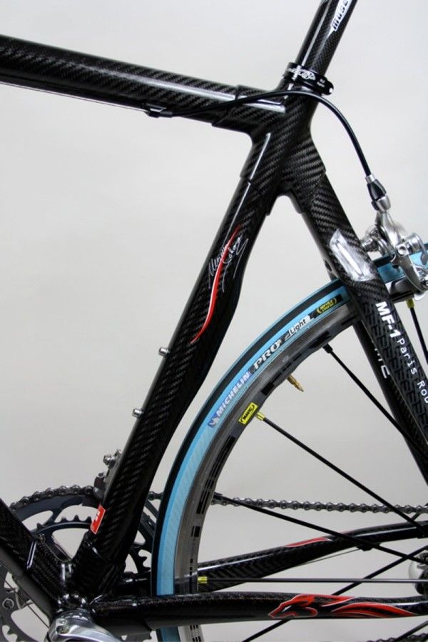 The carbon/flax seat tube has a slight aero profile