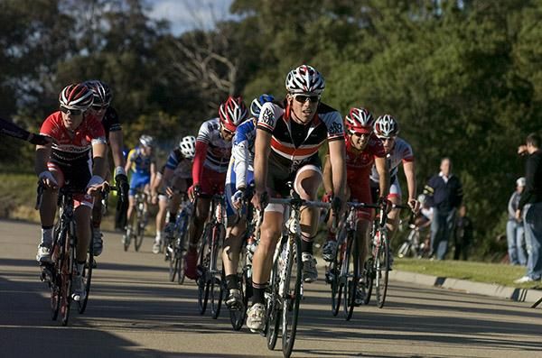 The peloton rolls in on the uphill finish to stage seven in Lakes Entrance.
