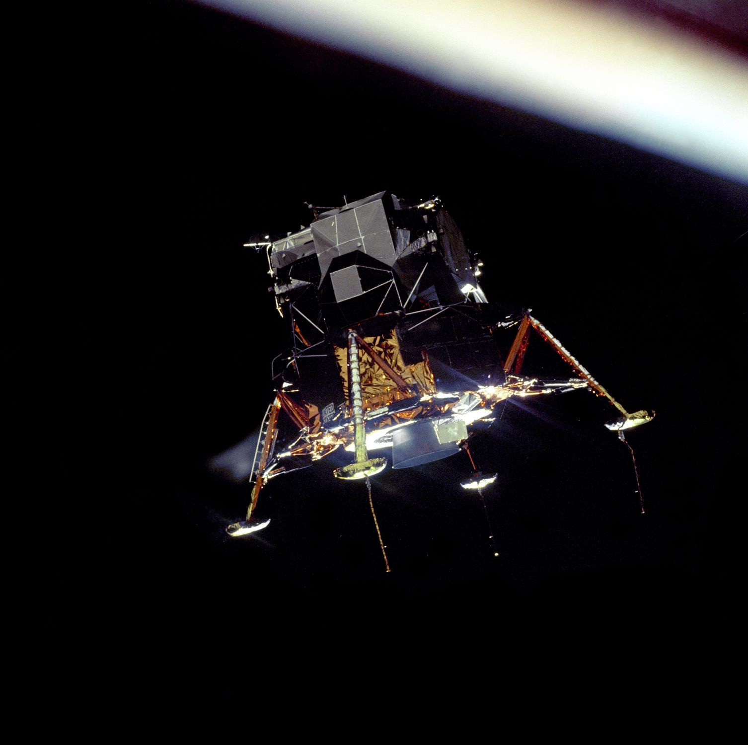 ロボット Apollo 11 Lunar Module Eagle FcGuMqRXrKDg9bfUtNpePL-1506-80.jpg
