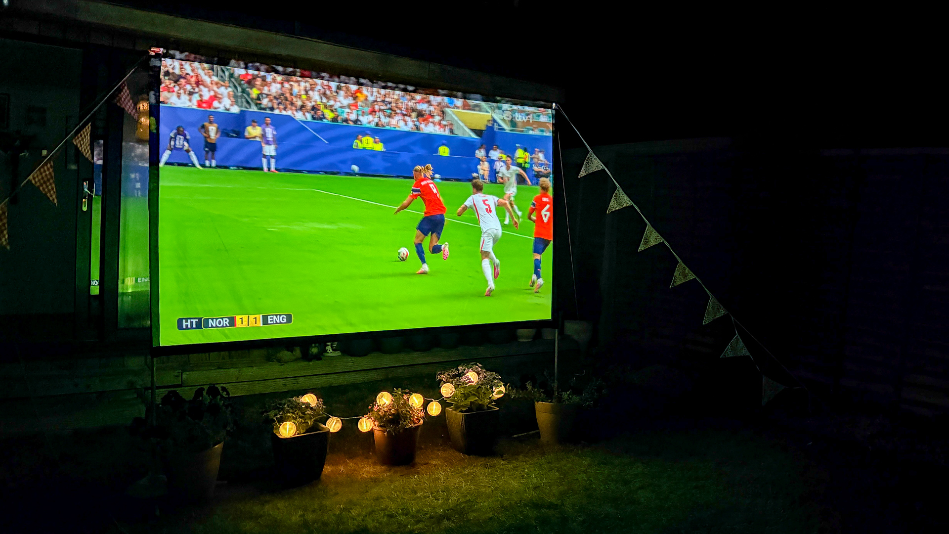 Aurzen Roku TV Smart Projector (England v Norway, World Cup 2026)
