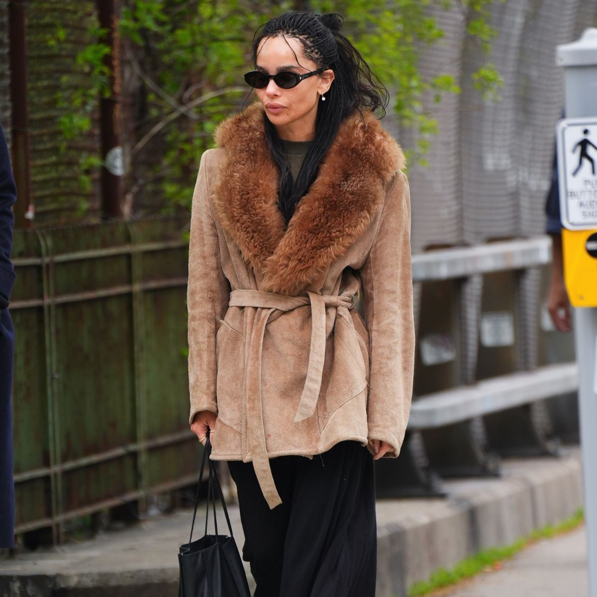 An image of Zoe Kravitz wearing balloon trousers, one of the biggest summer trends of 2026.