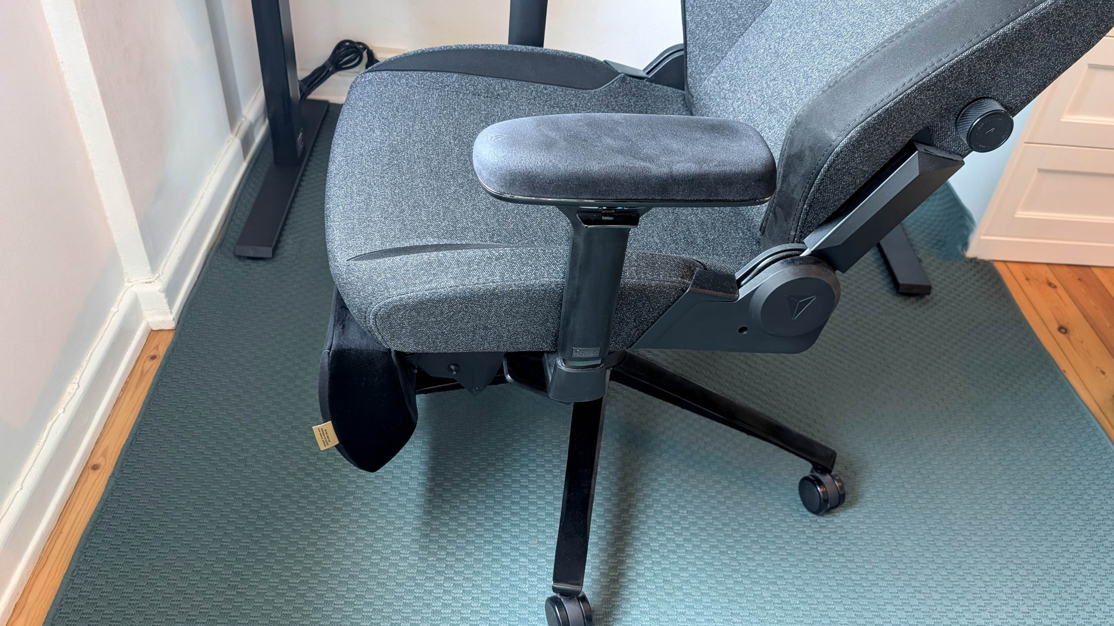 Secretlab Titan Evo med fodstøtten sænket, så man kan bruge stolen uden fodstøtte.