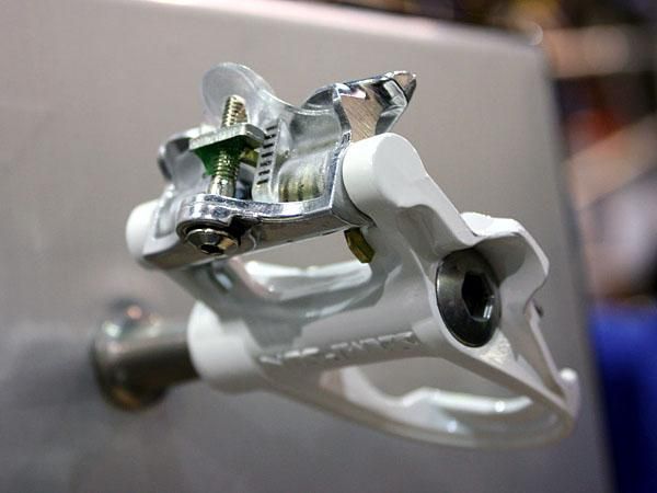 The lightweight Sampson Stratics pedal weighs as little as 99g apiece. The steel-axled s5 version adds just 44g for the pair but costs only US$139.